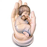 Chlapček v ochrannej ruke na zavesenie