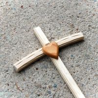Malý Drevený Krížik so Srdcom-svadobný kríž-svadobný dar- darček k novému bývaniu