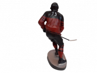 Drevená socha hokejistu