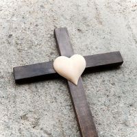 Tmavý drevený kríž so Srdcom-drevený kríž-kríž so srdcom-darček pre novomanželov-kresťanské darčeky