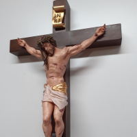 Hrubý kríž s Ježišom