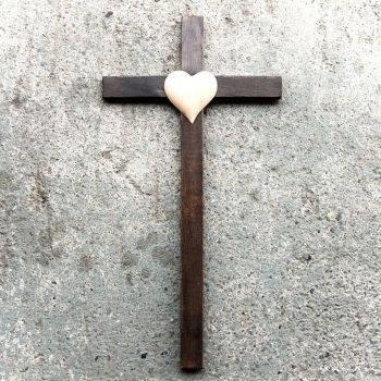 Tmavý drevený kríž so Srdcom