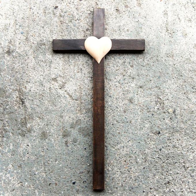 Tmavý drevený kríž so Srdcom-drevený kríž-kríž so srdcom-darček pre novomanželov-kresťanské darčeky