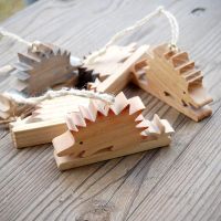 Drevený Ježko-drevená dekorácia ježko -závesná dekorácia ježko