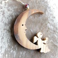 Drevený Mesiac s Anjelom -drevený mesiac-vianočná dekorácia-závesný drevený mesiac s anjelom-dekorácia pre deti