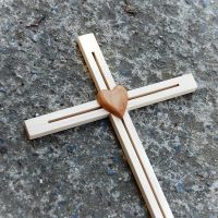 Jemný Drevený Kríž so Srdcom -drevený kríž-darček novomanželom-kresťanské darčeky
