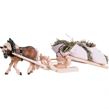 Ťažný kôň s drevenými saňami a senom