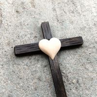 Tmavý Drevený Kríž so Srdcom-drevený kríž-svadobný kríž-kresťanské darčeky